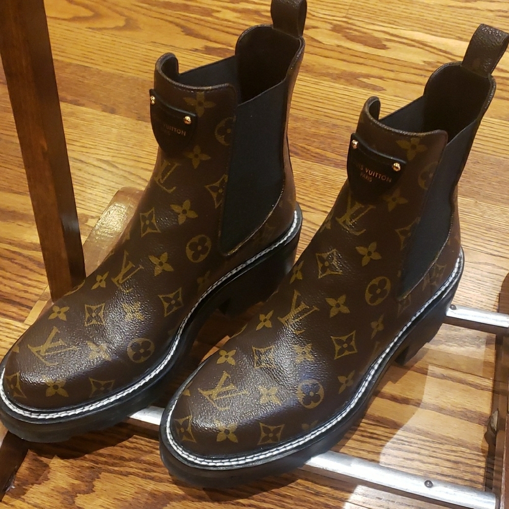 Nwt Louis Vuitton Brown Monogram womens Boots 39.5 sold out